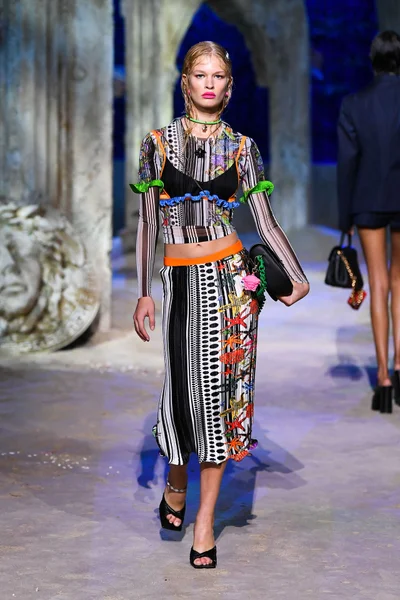 Look 10